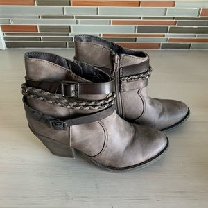 🎉HP🎉 Women’s BKE Sole Elaina Short Boots